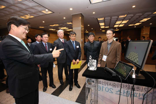 22일 서울 서초구 더케이호텔에서 열린 '기초원천기술사업화 컨퍼런스 2016'에서 최양희 미래창조과학부 장관(왼쪽 첫번째)이 임화섭 KIST 박사로부터 손동작 인식로봇에 대한 설명을 듣고 직접 시연해 보고 있다. 미래창조과학부 제공